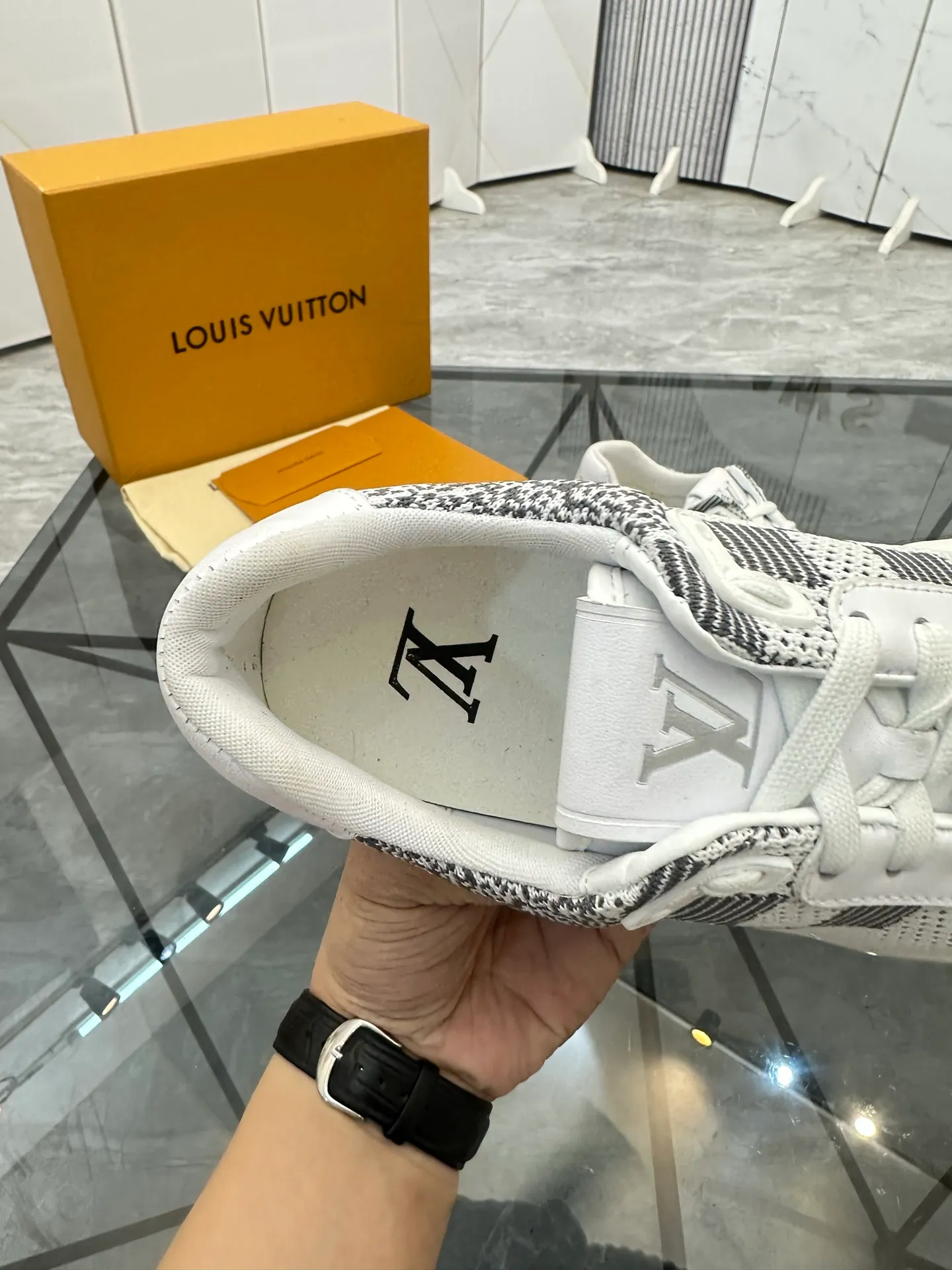 Men's shoes for sale💰: 💰P560¥ High-end quality Product trademark: LV* "Louis Vuitton*" low-top sneakers Regular size: 38-44 (can be customized to 45.46.) Product materials: imported breathable fly knit upper, breathable lining, original raw rubber translucent combination outsole. Number: 2068